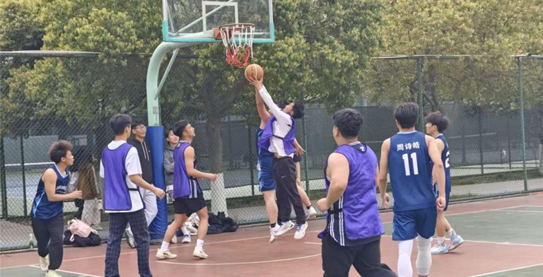 篮球撞春意，热血沸银杏